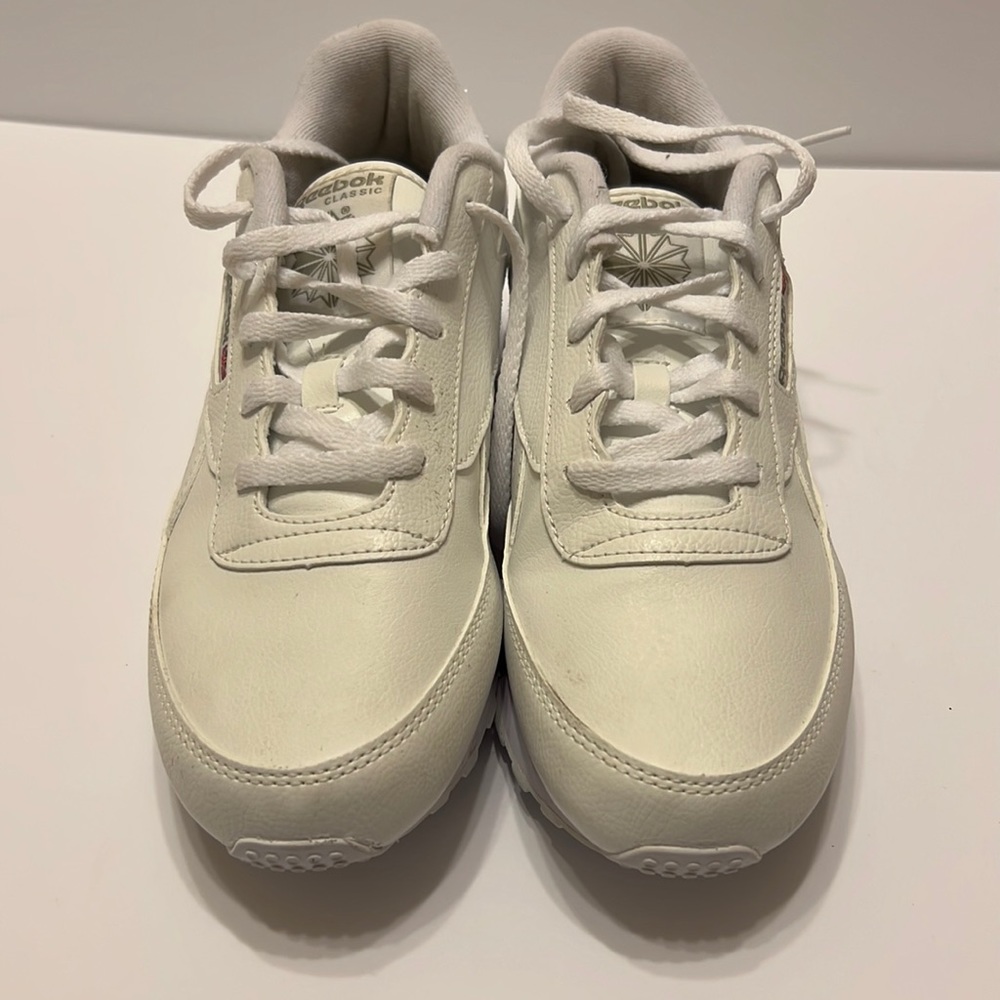 These are Pre-Owned Ladies Reebok Classic Leather Shoes. Sz 9.5